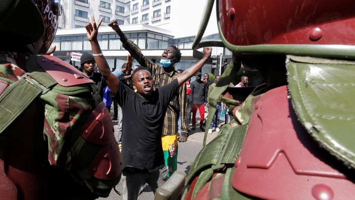 Demonstrators react as police use tear gas to disperse protesters during a demonstration against Kenya's proposed finance bill 2024/2025 in Nairobi, Kenya, June 25, 2024. REUTERS/Monicah Mwangi
