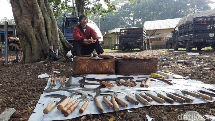 Aktifitas Penjual Perkakas di Pasar Ternak Singaparna Kabupaten Tasikmalaya Jabar.