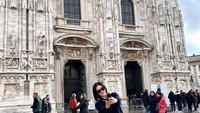 Pada bulan Februari lalu, Lee Young Ae datang ke acaranya brand Bottega Veneta di Italia. Dalam captionnya dia menyebutkan brand ini.