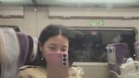 Beberapa kali Lee Young Ae membagikan fotonya saat naik kereta.