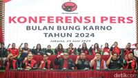 Ketua DPP PDI Perjuangan Bidang Pemuda dan Olahraga Eriko Sotarduga didampingi sejumlah kader dan anggota organisasi sayap partai menjawab pertanyaan wartawan saat konferensi pers Bulan Bung Karno di Kantor DPP PDI Perjuangan, Jakarta, Selasa (25/6/2024)