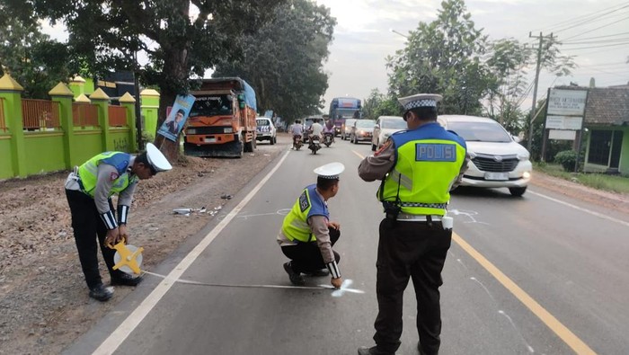 Anggota Lantas Polres Banyuasin melakukan olah TKP di lokasi kejadian.