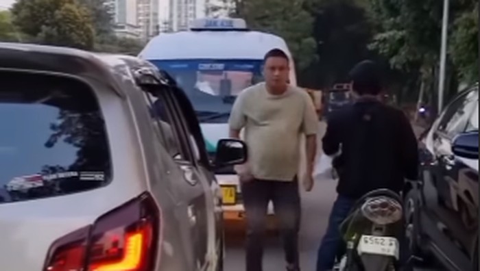 Angkot lawan arah di Kalibata.