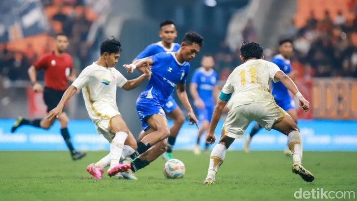 Aulia Rahman (biru) saat tampil bersama PSIS Semarang dalam turnamen internasional di Jakarta.