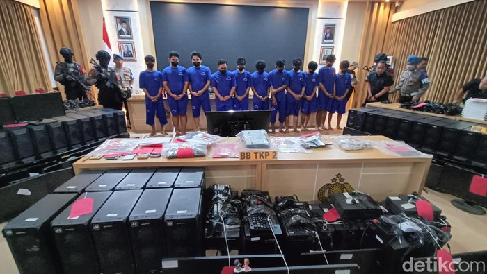 Barang bukti sejumlah komputer dalam kasus judi online dihadirkan dalam jumpa pers Polresta Banyumas, Selasa (25/6/2024).
