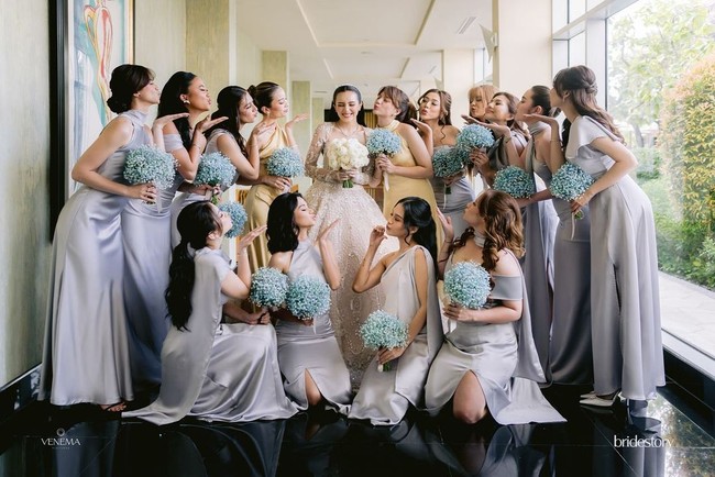 Beby Tsabina mengusung tema bridesmaid bernuansa silver. Semua bridesmaid mengenakan gaun yang cantik dan mewah. Foto: Instagram @bridestory