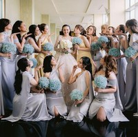 Beby Tsabina mengusung tema bridesmaid bernuansa silver. Semua bridesmaid mengenakan gaun yang cantik dan mewah. Foto: Instagram @bridestory