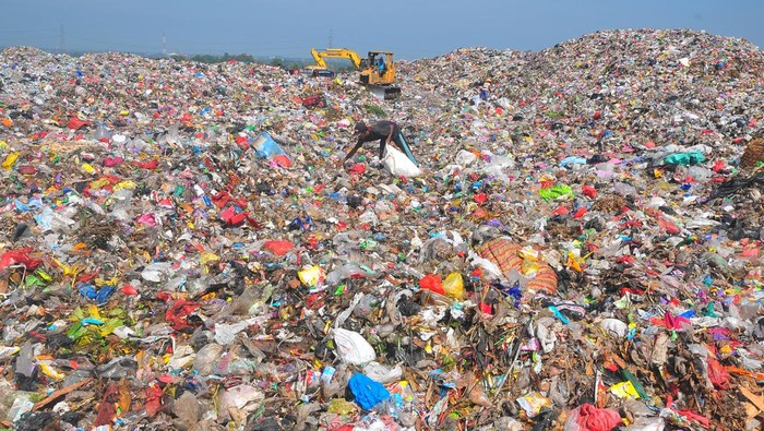 Petugas menggunakan alat berat meratakan sampah di Tempat Pembuangan Akhir (TPA) Tanjungrejo, Jekulo, Kudus, Jawa Tengah, Selasa (25/6/2024). TPA seluas 5,25 hektare yang menampung sampah mencapai 200-an ton per hari itu sudah kelebihan kapasitas sejak 2019 dan pemerintah setempat berencana akan memperluas area TPA tersebut. ANTARA FOTO/Yusuf Nugroho/tom.