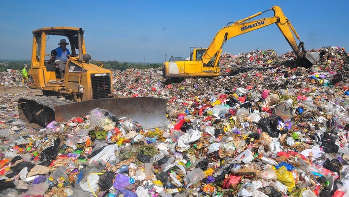 Begini Penampakan TPA Tanjungrejo yang Bakal Diperluas Pemda Kudus Petugas menggunakan alat berat meratakan sampah di Tempat Pembuangan Akhir (TPA) Tanjungrejo, Jekulo, Kudus, Jawa Tengah, Selasa (25/6/2024). TPA seluas 5,25 hektare yang menampung sampah mencapai 200-an ton per hari itu sudah kelebihan kapasitas sejak 2019 dan pemerintah setempat berencana akan memperluas area TPA tersebut. ANTARA FOTO/Yusuf Nugroho/tom.
