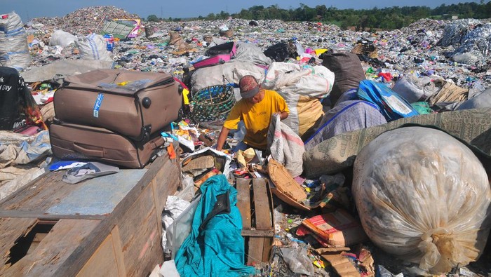 Petugas menggunakan alat berat meratakan sampah di Tempat Pembuangan Akhir (TPA) Tanjungrejo, Jekulo, Kudus, Jawa Tengah, Selasa (25/6/2024). TPA seluas 5,25 hektare yang menampung sampah mencapai 200-an ton per hari itu sudah kelebihan kapasitas sejak 2019 dan pemerintah setempat berencana akan memperluas area TPA tersebut. ANTARA FOTO/Yusuf Nugroho/tom.