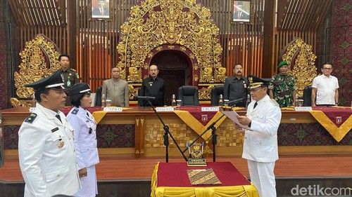 Bupati Karangasem I Gede Dana mengukuhkan puluhan perbekel yang mendapat perpanjangan masa jabatan di Wantilan Sabha Prakerti Nadi, Selasa (25/6/2024). (Foto: I Wayan Selamat Juniasa/detikBali)