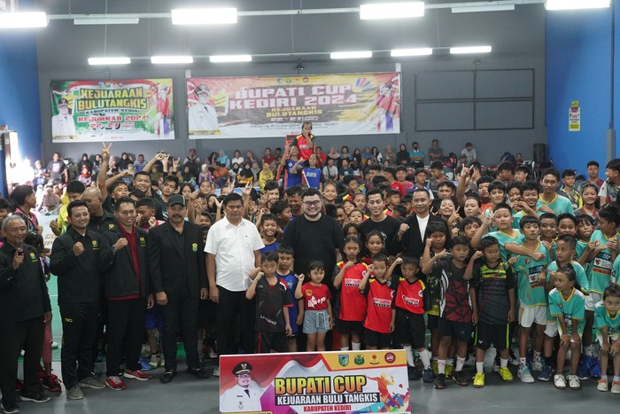 Bupati Kediri Hanindhito Himawan Pramana membuka kejuaraan bulu tangkis Bupati Cup dan Kejurkab PBSI 2024 di gedung bulu tangkis Pemkab Kediri, Sabtu (22/6).
