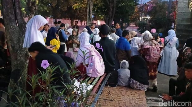 Calon siswa berkumpul sejak pagi di SMPN 1 Brebes untuk mendaftar, Selasa (25/6/2024).