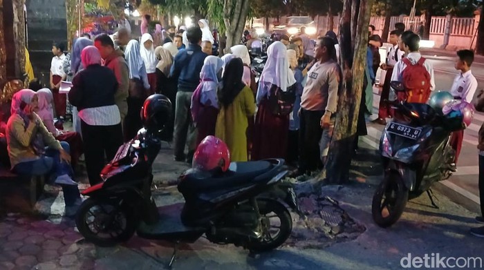 Calon siswa berkumpul sejak pagi di SMPN 1 Brebes untuk mendaftar, Selasa (25/6/2024).