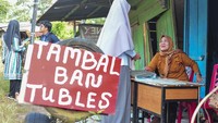 Guru melayani calon wali murid saat pendaftaran Penerimaan Peserta Didik Baru (PPDB) Tahun Pelajaran 2024/2025 di depan SDN 212 Kota Jambi yang masih bersengketa di Jambi, Senin (25/6/2024).