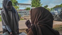 PPDB di sekolah yang pintu masuknya masih ditutup oleh pemilik lahan itu terpaksa dilakukan di luar sekolah akibat belum adanya kepastian penempatan kembali bangunan sekolah yang sedang berkonflik.  