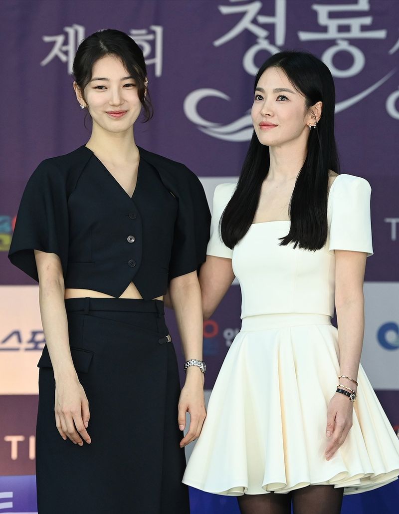 Cantiknya Song Hye Kyo & Suzy Bersanding di Acara Blue Dragon Awards 2024 Cantiknya Song Hye Kyo & Suzy Bersanding di Acara Blue Dragon Awards 2024