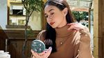 Cantiknya Yuki Kato Saat Makan di Warteg hingga Ngopi di Kafe
