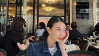 Saat sedang berlibur ke luar negeri, Yuki Kato tak pernah melewatkan waktu untuk menikmati secangkir kopi yang enak. Foto: Instagram @yukikt