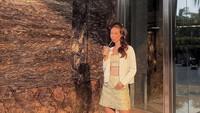 Disinari cahaya matahari senja, Yuki Kato tampil modis dan cantik ketika menikmati es kopi susu kesukaannya. Foto: Instagram @yukikt