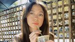 Cantiknya Yuki Kato Saat Makan di Warteg hingga Ngopi di Kafe