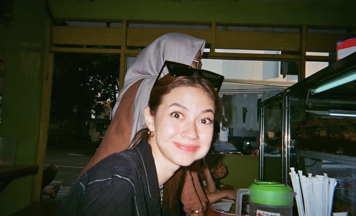 Cantiknya Yuki Kato Saat Makan di Warteg hingga Ngopi di Kafe Cantiknya Yuki Kato Saat Makan di Warteg hingga Ngopi di Kafe