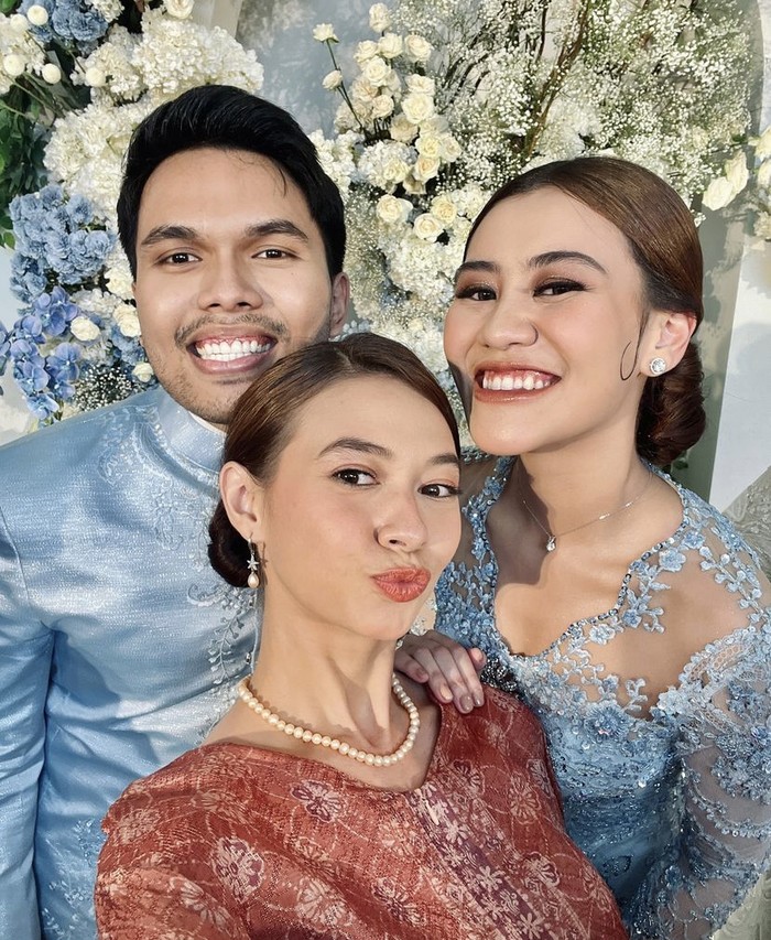 Cantiknya Yuki Kato Saat Makan di Warteg hingga Ngopi di Kafe Cantiknya Yuki Kato Saat Makan di Warteg hingga Ngopi di Kafe