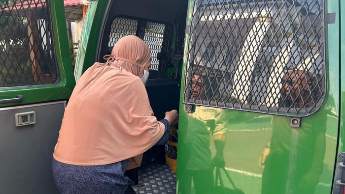 DPO Kejati Jateng atas nama Martiningrum saat dibawa mobil tahanan di Semarang. Foto diunggah pada Selasa (25/6/2024).