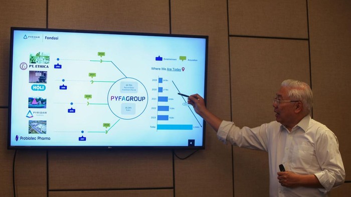 (Kiri-kanan) Corporate Secretary Pyridam Farma Nadia Miranty Verdiana, Corporate Strategic Development Officer Pyridam Farma dr. Widjanarko Brotosaputro dan Corporate Communication Manager Pyridam Farma Kezia Mareshah saat menerangkan produk-produk Pyridam Farma di Jakarta, Senin (24/6/2024).