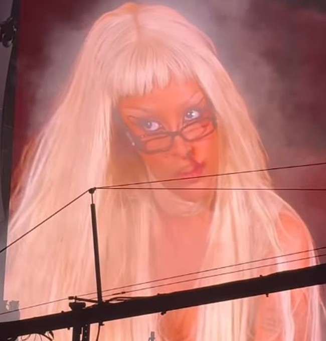 Malam itu, Doja menggunakan kostum leotard berwarna nude, yang terdiri dari balutan perban. Dalam aksinya, Doja yang tampil dengan rambut palsu panjang warna pirang dengan darah di hidungnya seperti mimisan. Foto: Instagram