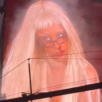 Malam itu, Doja menggunakan kostum leotard berwarna nude, yang terdiri dari balutan perban. Dalam aksinya, Doja yang tampil dengan rambut palsu panjang warna pirang dengan darah di hidungnya seperti mimisan. Foto: Instagram