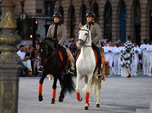 Reuni Gigi Hadid dan Kendall Jenner di Catwalk, Naik Kuda Pakai Hermes