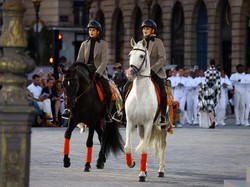 Reuni Gigi Hadid dan Kendall Jenner di Catwalk, Naik Kuda Pakai Hermes