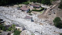 Pemandangan udara kawasan terdampak longsor dengan rumah-rumah di dusun Sorte tertimbun batu di Lostallo, Swiss Selatan, pasca longsor akibat cuaca buruk dan hujan deras di lembah Misox, yang terjadi pada Sabtu (22/6).