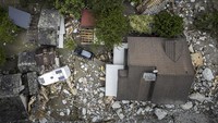 Pihak berwenang telah memperingatkan warga untuk menghindari bagian bawah rumah mereka, termasuk ruang bawah tanah, menjauhi sungai yang meluap, dan tidak parkir di jembatan. Masyarakat juga diimbau untuk tidak merekam atau memotret banjir demi alasan keamanan. AP/Michael Buholzer