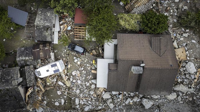 Foto Udara Dampak Kerusakan Akibat Banjir Bandang di Swiss Am aerial view showing the site of a landslide, caused by severe weather and heavy rain in the Misox valley, in Sorte village, Lostallo, southern Switzerland on Sunday June 23, 2024. Authorities in Switzerland say rescuers have found the body of one of three people who had gone missing on Saturday after massive thunderstorms and rainfall in the southeast of the county caused a rockslide. (Michael Buholzer/Keystone via AP)