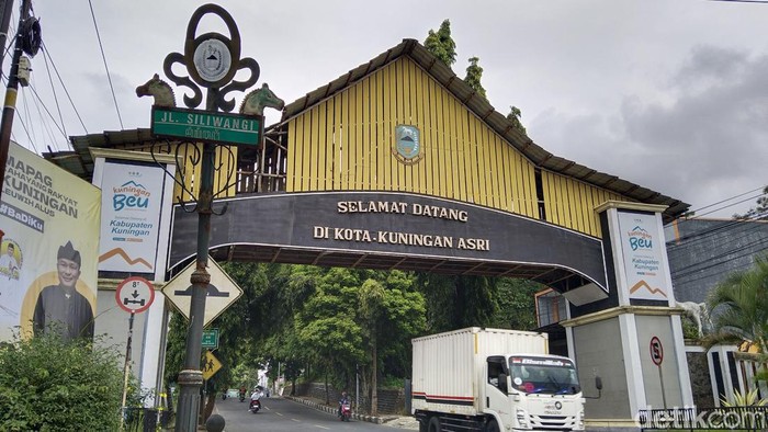 Gapura Selamat Datang di Kabupaten Kuningan rusak.