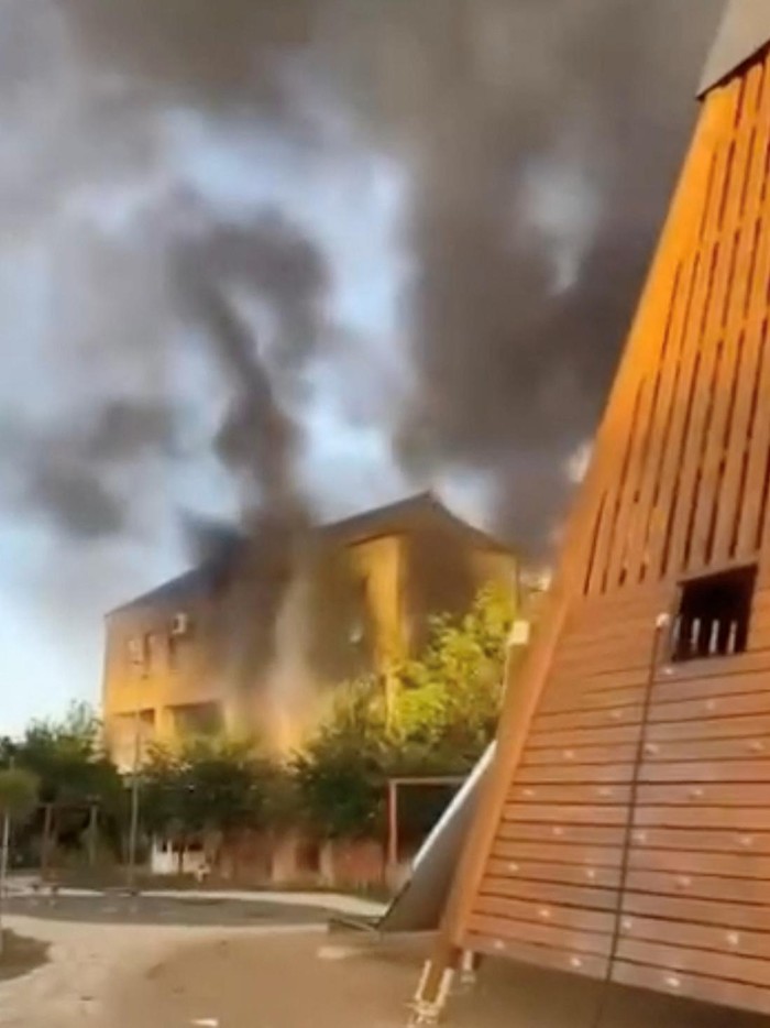 Geger Aksi Teroris di Dagestan Rusia, Pendeta dan Belasan Polisi Tewas A view shows emergency service vehicles on the street of Makhachkala, Dagestan, in southern Russia, June 23, 2024, in this still image obtained from a video. VIDEO OBTAINED BY REUTERS/via REUTERS THIS IMAGE HAS BEEN SUPPLIED BY A THIRD PARTY. MANDATORY CREDIT. NO RESALES. NO ARCHIVES.
