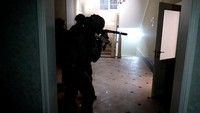 Setidaknya 15 petugas polisi dan seorang pendeta tewas, setelah orang-orang bersenjata, Minggu (23/6/2024), melakukan serangan di beberapa tempat ibadah di provinsi paling selatan Dagestan Rusia, kata pihak berwenang setempat. (REUTERS/National Antiterrorism Committee).