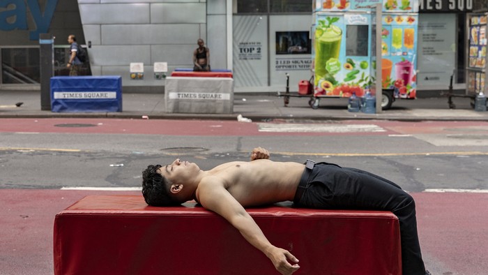 A man rests during a heatwave affecting the U.S. Northeast in New York City, U.S., June 23, 2024. REUTERS/Jeenah Moon