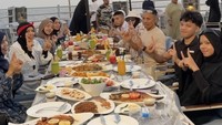 Di tepi laut merah, Jeddah, keluarga Gen Halilintar sedang santap dengan pemandangan matahari terbenam yang cantik. Terlihat ada ikan bakar dan ikan goreng di atas meja. Foto: Instagram genifaruk