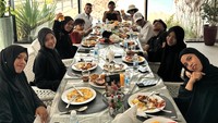 Kulineran mereka di Jeddah juga termasuk ketika di La Playa Beach. Pemandangan pantai menemani waktu sarapan mereka yang didominasi menu buah segar dan telur. Foto: Instagram genifaruk