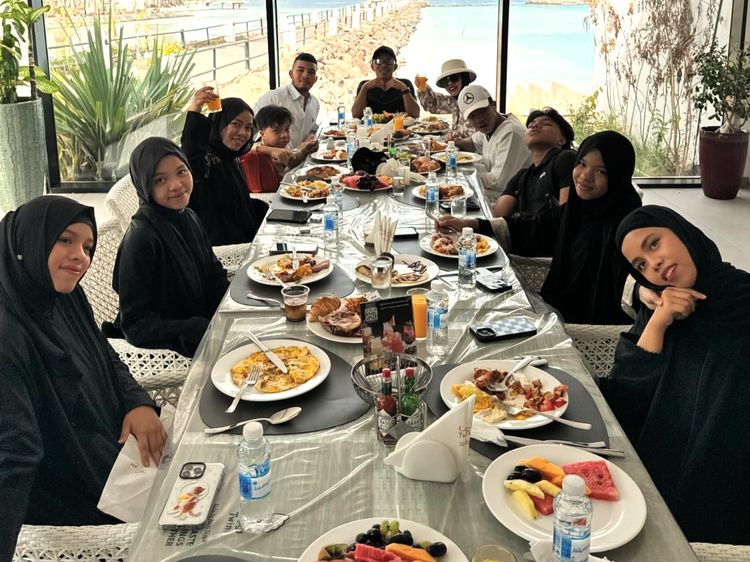 Geni Faruk Kompak Kulineran Bareng Gen Halilintar di Jeddah