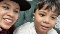 Bersama anaknya, Qahtan, Geni berpose di restoran yang ada di Arab. Terlihat Qahtan memegang menu seperti sup topping paprika dan irisan tomat merah. Foto: Instagram genifaruk
