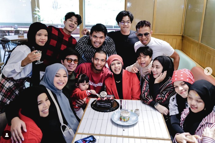 Geni Faruk Kompak Kulineran Bareng Gen Halilintar di Jeddah Geni Faruk Kompak Kulineran Bareng Gen Halilintar di Jeddah