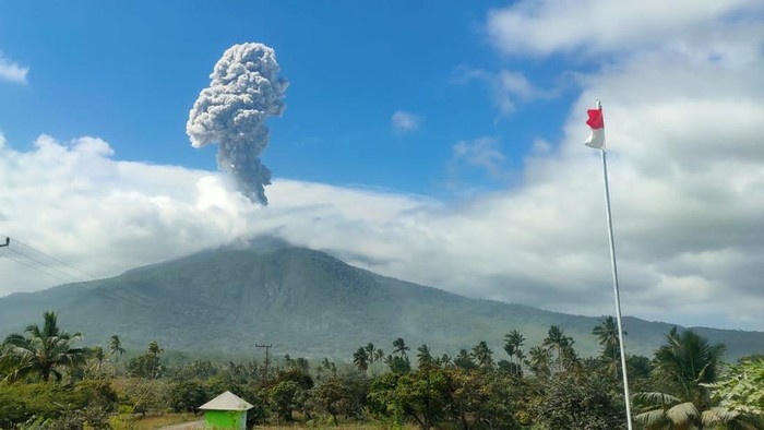 Gunung Lewotobi Laki-laki di Flores Timur, NTT, meletus pagi ini, Selasa (25/6/2024).