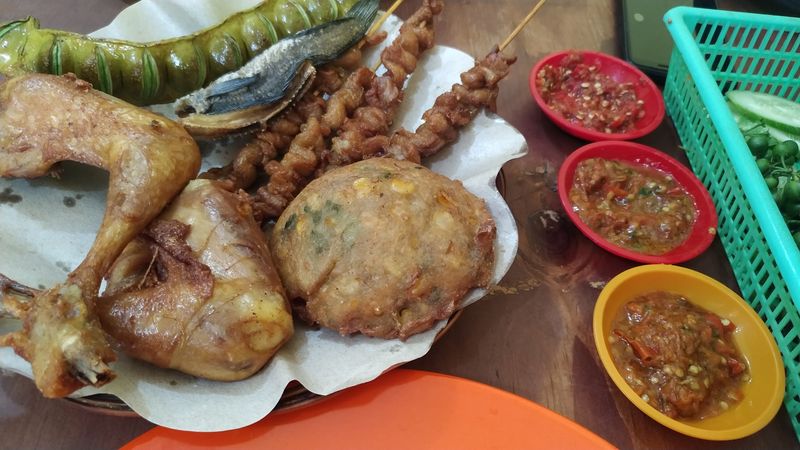 Huah! 5 Tempat Makan Ini Punya Racikan Sambal yang Pedasnya Bikin Jontor