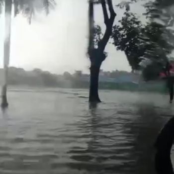 Hujan dengan intensitas cukup tinggi terjadi di Kabupaten Tangerang, Banten. Banjir dan genangan terjadi di sejumlah titik setelah terjadinya hujan. (dok Pribadi)