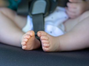 Viral Ibu Nekat Bawa Bayi Naik Kora-kora, Ini Dampaknya