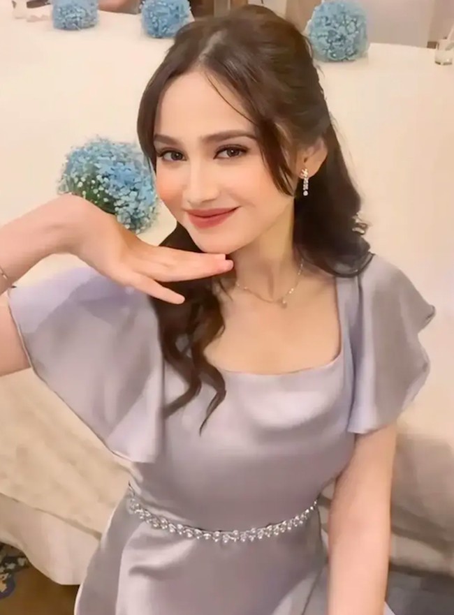Syifa Hadju tampil manis dalam balutan dress panjang dengan lengan ruffle yang cantik. Lihat bagaimana bagian pinggang diberikan beads untuk menyemarakkan gaun yang polos. Foto: Instagram @syifahadju